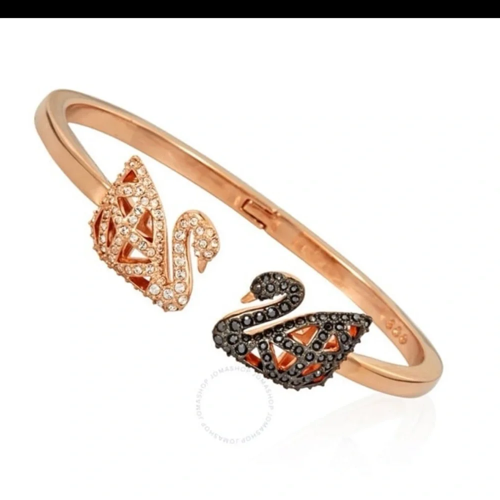 Rare find swarovski Facet Swan Bangle Bracelet Multi Color, Size medium -like ne